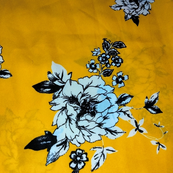 Lily White (Size M) Yellow Floral Print Button Keyhole Blouse - Picture 3 of 8